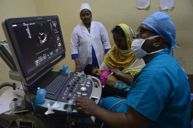 Bangladeş Kardiyologu, Bangladeş 'in Dhaka kentindeki Ulusal Kardiyovasküler Hastalıklar Enstitüsü' ndeki bir çocuk hastaya 14 Mart 2017 'de ekokardiyografi testi yaptı..
