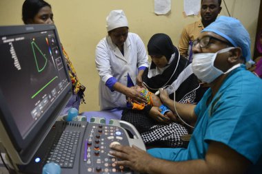 Bangladeş Kardiyologu, Bangladeş 'in Dhaka kentindeki Ulusal Kardiyovasküler Hastalıklar Enstitüsü' ndeki bir çocuk hastaya 14 Mart 2017 'de ekokardiyografi testi yaptı..