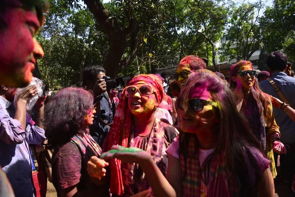 Бангладешские Студенты Бросают Цветной Порошок Время Празднования Холи Институте Изящных — стоковое фото
