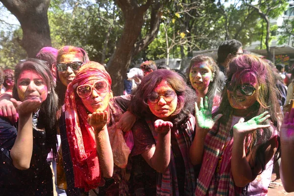 Bangladeshi Students Throw Colored Powder Holi Celebrations Fine Arts Institute — Stock Photo, Image