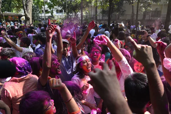 Estudantes Bangladesh Jogam Colorido Durante Celebrações Holi Instituto Belas Artes — Fotografia de Stock