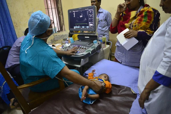 Бангладеш Кардіолог Дає Тест Екхокардіограму Пацієнту Національному Інституті Серцево Судинних — стокове фото