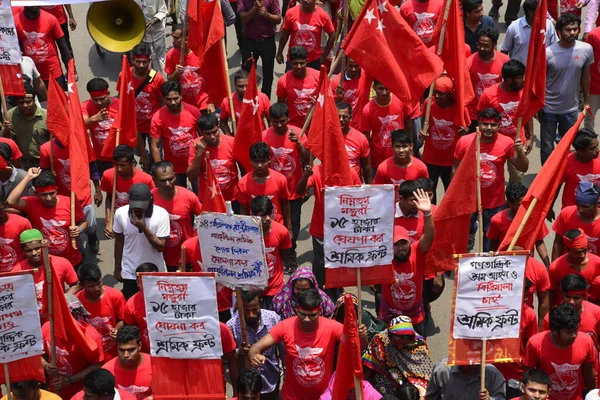 バングラデシュの衣類労働者や他の労働者団体の活動は バングラデシュのダッカで5月の日または国際労働者の日をマークする集会に参加しています 2017年5月1日 — ストック写真
