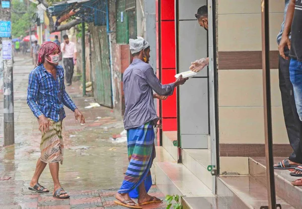 Haziran 2020 Bangladeş Dhaka Daki Koronavirüs Salgını Sırasında Fakirlere Yiyecek — Stok fotoğraf