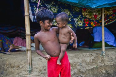 Rohingya mülteci çocukları, 06 Eylül 2017 'de Cox' s Bazar, Bangladeş 'teki Thengkhali derme çatma kampında poz verdiler. Ağustos ayında komşu Myanmar 'da meydana gelen askeri müdahaleden sonra 600.000' den fazla Rohingya Bangladeş 'e geldi., 