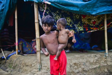 Rohingya mülteci çocukları, 06 Eylül 2017 'de Cox' s Bazar, Bangladeş 'teki Thengkhali derme çatma kampında poz verdiler. Ağustos ayında komşu Myanmar 'da meydana gelen askeri müdahaleden sonra 600.000' den fazla Rohingya Bangladeş 'e geldi., 