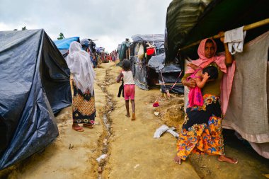 Rohingya mültecileri, 06 Eylül 2017 'de Bangladeş, Cox' s Bazar 'daki palongkhali derme çatma kampında yürürler. Birleşmiş Milletler Mülteciler Yüksek Komiserine (UNHCR) göre 525.000 'den fazla Rohingyalı mülteci şiddet olayları nedeniyle Myanmar' dan kaçtı
