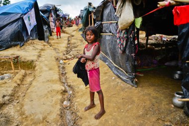 Rohingya mültecileri, 06 Eylül 2017 'de Bangladeş, Cox' s Bazar 'daki palongkhali derme çatma kampında yürürler. Birleşmiş Milletler Mülteciler Yüksek Komiserine (UNHCR) göre 525.000 'den fazla Rohingyalı mülteci şiddet olayları nedeniyle Myanmar' dan kaçtı