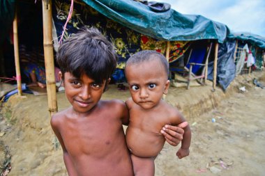 Rohingya mülteci çocukları, 06 Eylül 2017 'de Cox' s Bazar, Bangladeş 'teki Thengkhali derme çatma kampında poz verdiler. Ağustos ayında komşu Myanmar 'da meydana gelen askeri müdahaleden sonra 600.000' den fazla Rohingya Bangladeş 'e geldi., 