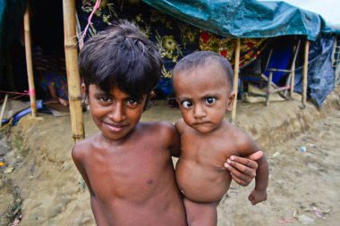 Rohingya mülteci çocukları, 06 Eylül 2017 'de Cox' s Bazar, Bangladeş 'teki Thengkhali derme çatma kampında poz verdiler. Ağustos ayında komşu Myanmar 'da meydana gelen askeri müdahaleden sonra 600.000' den fazla Rohingya Bangladeş 'e geldi., 