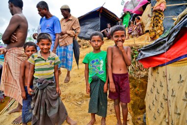 Rohingya mülteci çocukları, 06 Eylül 2017 'de Cox' s Bazar, Bangladeş 'teki Thengkhali derme çatma kampında poz verdiler. Ağustos ayında komşu Myanmar 'da meydana gelen askeri müdahaleden sonra 600.000' den fazla Rohingya Bangladeş 'e geldi., 