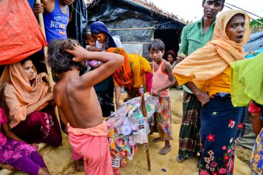 Rohingya mültecileri, 06 Eylül 2017 'de Bangladeş, Cox' s Bazar 'daki palongkhali derme çatma kampında yürürler. Birleşmiş Milletler Mülteciler Yüksek Komiserine (UNHCR) göre 525.000 'den fazla Rohingyalı mülteci şiddet olayları nedeniyle Myanmar' dan kaçtı