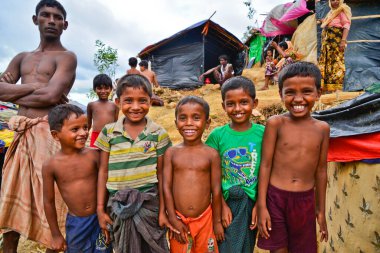 Rohingya mülteci çocukları, 06 Eylül 2017 'de Cox' s Bazar, Bangladeş 'teki Thengkhali derme çatma kampında poz verdiler. Ağustos ayında komşu Myanmar 'da meydana gelen askeri müdahaleden sonra 600.000' den fazla Rohingya Bangladeş 'e geldi., 