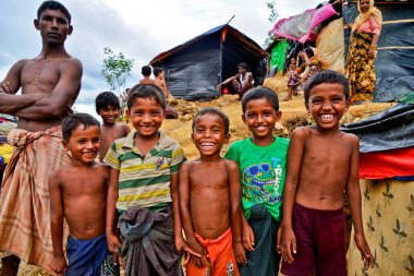 Rohingya mülteci çocukları, 06 Eylül 2017 'de Cox' s Bazar, Bangladeş 'teki Thengkhali derme çatma kampında poz verdiler. Ağustos ayında komşu Myanmar 'da meydana gelen askeri müdahaleden sonra 600.000' den fazla Rohingya Bangladeş 'e geldi., 
