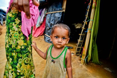 Rohingya mülteci çocukları, 06 Eylül 2017 'de Cox' s Bazar, Bangladeş 'teki Thengkhali derme çatma kampında poz verdiler. Ağustos ayında komşu Myanmar 'da meydana gelen askeri müdahaleden sonra 600.000' den fazla Rohingya Bangladeş 'e geldi., 
