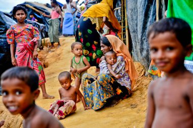 Rohingya mülteci çocukları, 06 Eylül 2017 'de Cox' s Bazar, Bangladeş 'teki Thengkhali derme çatma kampında poz verdiler. Ağustos ayında komşu Myanmar 'da meydana gelen askeri müdahaleden sonra 600.000' den fazla Rohingya Bangladeş 'e geldi., 
