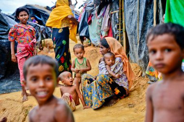 Rohingya mülteci çocukları, 06 Eylül 2017 'de Cox' s Bazar, Bangladeş 'teki Thengkhali derme çatma kampında poz verdiler. Ağustos ayında komşu Myanmar 'da meydana gelen askeri müdahaleden sonra 600.000' den fazla Rohingya Bangladeş 'e geldi., 