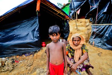 Rohingya mülteci çocukları, 06 Eylül 2017 'de Cox' s Bazar, Bangladeş 'teki Thengkhali derme çatma kampında poz verdiler. Ağustos ayında komşu Myanmar 'da meydana gelen askeri müdahaleden sonra 600.000' den fazla Rohingya Bangladeş 'e geldi., 