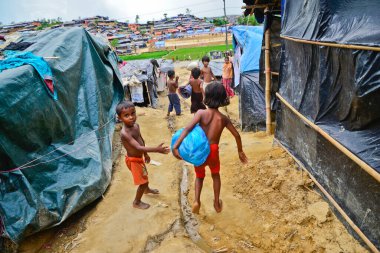 Rohingya mültecileri, 06 Eylül 2017 'de Bangladeş, Cox' s Bazar 'daki palongkhali derme çatma kampında yürürler. Birleşmiş Milletler Mülteciler Yüksek Komiserine (UNHCR) göre 525.000 'den fazla Rohingyalı mülteci şiddet olayları nedeniyle Myanmar' dan kaçtı