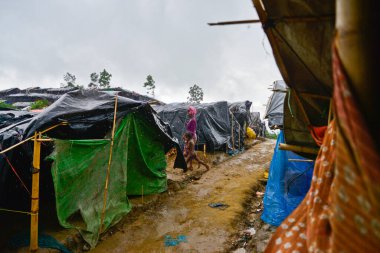 2006 Eylül 'ünde, Bangladeş' in Cox Bazar kentindeki Thengkhali 'deki Rohingya mülteci derme çatma kampına genel bir bakış. Ağustos ayında komşu Myanmar 'daki askeri baskından bu yana 600 binden fazla Rohingya Bangladeş' e geldi. 
