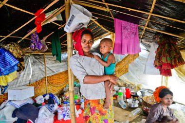 2006 Eylül 'ünde Bangladeş, Cox' s Bazar 'daki Thengkhali derme çatma kampında bir Rohingya mülteci aile üyesi oturuyor. Ağustos ayında komşu Myanmar 'daki askeri baskından bu yana 600 binden fazla Rohingya Bangladeş' e geldi.