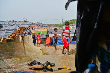 Rohingya mültecileri, 06 Eylül 2017 'de Bangladeş, Cox' s Bazar 'daki palongkhali derme çatma kampında yürürler. Birleşmiş Milletler Mülteciler Yüksek Komiserine (UNHCR) göre 525.000 'den fazla Rohingyalı mülteci şiddet olayları nedeniyle Myanmar' dan kaçtı