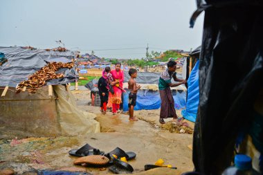 Rohingya mültecileri, 06 Eylül 2017 'de Bangladeş, Cox' s Bazar 'daki palongkhali derme çatma kampında yürürler. Birleşmiş Milletler Mülteciler Yüksek Komiserine (UNHCR) göre 525.000 'den fazla Rohingyalı mülteci şiddet olayları nedeniyle Myanmar' dan kaçtı