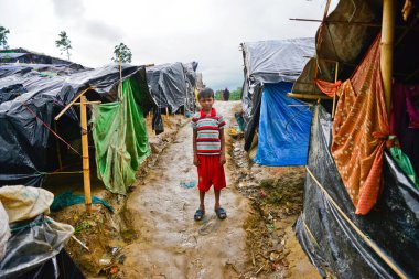 Rohingya mültecileri, 06 Eylül 2017 'de Bangladeş, Cox' s Bazar 'daki palongkhali derme çatma kampında yürürler. Birleşmiş Milletler Mülteciler Yüksek Komiserine (UNHCR) göre 525.000 'den fazla Rohingyalı mülteci şiddet olayları nedeniyle Myanmar' dan kaçtı