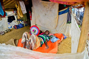 Bir Rohingya mültecisi, 2006 Eylül 2017 'de Bangladeş, Cox' s Bazar 'daki Thengkhali derme çatma kampında derme çatma evinde oturuyor. Ağustos ayında komşu Myanmar 'a yapılan askeri baskından bu yana 600 binden fazla Rohingya Bangladeş' e geldi.