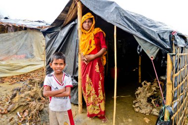 2006 Eylül 'ünde Bangladeş, Cox' s Bazar 'daki Thengkhali derme çatma kampında bir Rohingya mülteci aile üyesi oturuyor. Ağustos ayında komşu Myanmar 'daki askeri baskından bu yana 600 binden fazla Rohingya Bangladeş' e geldi.