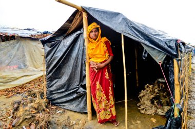 2006 Eylül 'ünde Bangladeş, Cox' s Bazar 'daki Thengkhali derme çatma kampında bir Rohingya mülteci aile üyesi oturuyor. Ağustos ayında komşu Myanmar 'daki askeri baskından bu yana 600 binden fazla Rohingya Bangladeş' e geldi.