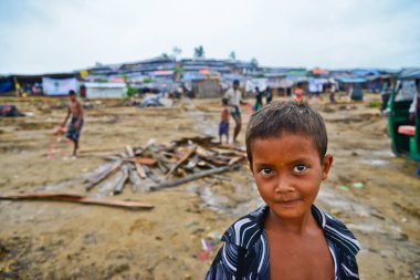 Rohingya mültecileri, 06 Eylül 2017 'de Bangladeş, Cox' s Bazar 'daki palongkhali derme çatma kampında yürürler. Birleşmiş Milletler Mülteciler Yüksek Komiserine (UNHCR) göre 525.000 'den fazla Rohingyalı mülteci şiddet olayları nedeniyle Myanmar' dan kaçtı