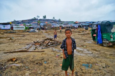 Rohingya mültecileri, 06 Eylül 2017 'de Bangladeş, Cox' s Bazar 'daki palongkhali derme çatma kampında yürürler. Birleşmiş Milletler Mülteciler Yüksek Komiserine (UNHCR) göre 525.000 'den fazla Rohingyalı mülteci şiddet olayları nedeniyle Myanmar' dan kaçtı