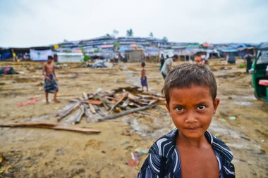 Rohingya mültecileri, 06 Eylül 2017 'de Bangladeş, Cox' s Bazar 'daki palongkhali derme çatma kampında yürürler. Birleşmiş Milletler Mülteciler Yüksek Komiserine (UNHCR) göre 525.000 'den fazla Rohingyalı mülteci şiddet olayları nedeniyle Myanmar' dan kaçtı