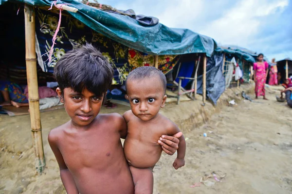 Rohingya mülteci çocukları, 06 Eylül 2017 'de Cox' s Bazar, Bangladeş 'teki Thengkhali derme çatma kampında poz verdiler. Ağustos ayında komşu Myanmar 'da meydana gelen askeri müdahaleden sonra 600.000' den fazla Rohingya Bangladeş 'e geldi., 