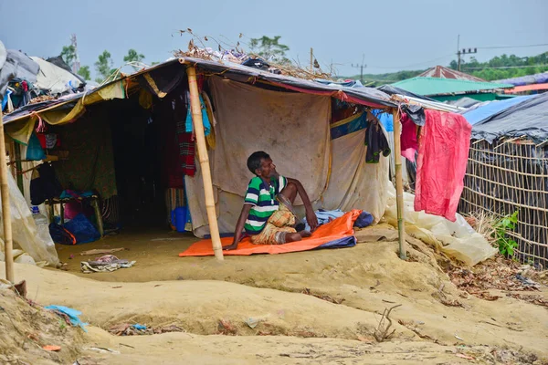 2017年9月6日 ロヒンギャ難民の家族がバングラデシュのコックスバザールにあるトンカリ仮設キャンプに自宅に座っています 8月のミャンマーでの軍事衝突以来 60万人以上のロヒンギャがバングラデシュに到着しました — ストック写真
