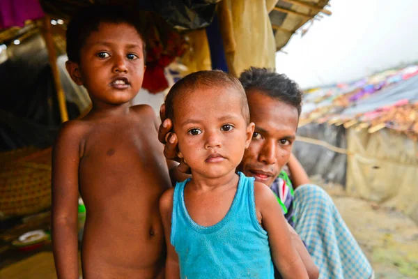 2006 Eylül 'ünde Bangladeş, Cox' s Bazar 'daki Thengkhali derme çatma kampında bir Rohingya mülteci aile üyesi oturuyor. Ağustos ayında komşu Myanmar 'daki askeri baskından bu yana 600 binden fazla Rohingya Bangladeş' e geldi.