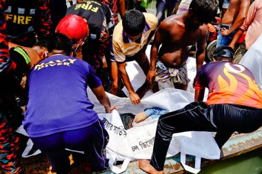  29 Haziran 2020 'de Bangladeş' in Dhaka kentindeki Buriganga nehrinde bir başka gemiyle çarpışan bir fırlatma sonrası kurtarma operasyonu. Sadarg 'da bir feribot alabora olup battıktan sonra en az 30 kişi öldü ve bir düzinesi kayıp.