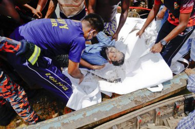  29 Haziran 2020 'de Bangladeş' in Dhaka kentindeki Buriganga nehrinde bir başka gemiyle çarpışan bir fırlatma sonrası kurtarma operasyonu. Sadarg 'da bir feribot alabora olup battıktan sonra en az 30 kişi öldü ve bir düzinesi kayıp.