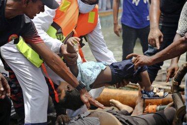  29 Haziran 2020 'de Bangladeş' in Dhaka kentindeki Buriganga nehrinde bir başka gemiyle çarpışan bir fırlatma sonrası kurtarma operasyonu. Sadarg 'da bir feribot alabora olup battıktan sonra en az 30 kişi öldü ve bir düzinesi kayıp.