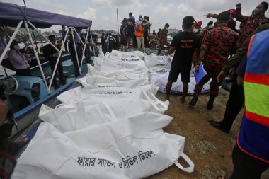 29 Haziran 2020 'de Bangladeş' in Dhaka kentindeki Buriganga Nehri 'nde bir feribot alabora olduktan sonra kurtarma görevlileri kurbanların cesetlerini buldu. Dhaka Colli 'deki Sadarghat feribot terminalinde bir feribot alabora olup battıktan sonra en az 30 kişi öldü ve bir düzinesi kayıp.