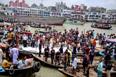  29 Haziran 2020 'de Bangladeş' in Dhaka kentindeki Buriganga nehrinde bir başka gemiyle çarpışan bir fırlatma sonrası kurtarma operasyonu. Sadarg 'da bir feribot alabora olup battıktan sonra en az 30 kişi öldü ve bir düzinesi kayıp.