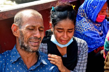 29 Haziran 2020 'de Bangladeş' in Dhaka kentindeki Buriganga Nehri 'nde alabora olan fırlatmanın ardından kurtarılan kurbanların cesetlerinin ardından ağlayan bir kurbanın yakınları görülüyor. Sadarghat feribotunda bir feribot alabora olup battıktan sonra en az 30 kişi öldü ve bir düzinesi kayıp. 