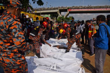 29 Haziran 2020 'de Bangladeş' in Dhaka kentindeki Buriganga Nehri 'nde bir feribot alabora olduktan sonra kurtarma görevlileri kurbanların cesetlerini buldu. Dhaka Colli 'deki Sadarghat feribot terminalinde bir feribot alabora olup battıktan sonra en az 30 kişi öldü ve bir düzinesi kayıp.