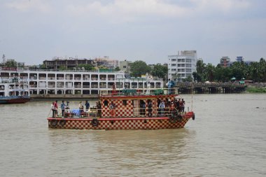 Kurtarma ve itfaiye ekipleri, 30 Haziran 2020 'de Bangladeş' in Dhaka kentindeki Buriganga Nehri 'nde bir feribot alabora olduktan sonraki gün kurtarma çalışmalarına devam ettiler. Nehirde 50 'den fazla yolcuyu taşıyan bir fırlatma sonrasında en az 33 ceset bulundu. 