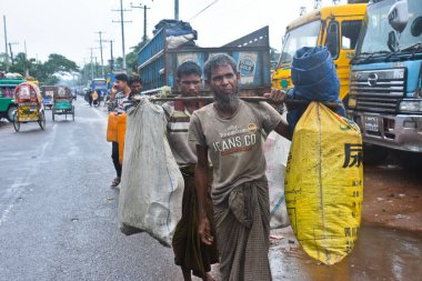 Yüzlerce Rohingya vatandaşı, Bangladeş 'in Taknuf kentindeki Nuf Nehri' ni geçtikten sonra 7 Eylül 2017 'de Myanmar' daki Buchidong 'dan kaçarken Bangladeş sınırını geçiyor.. 