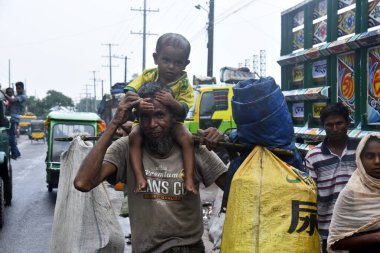 Yüzlerce Rohingya vatandaşı, Bangladeş 'in Taknuf kentindeki Nuf Nehri' ni geçtikten sonra 7 Eylül 2017 'de Myanmar' daki Buchidong 'dan kaçarken Bangladeş sınırını geçiyor.. 