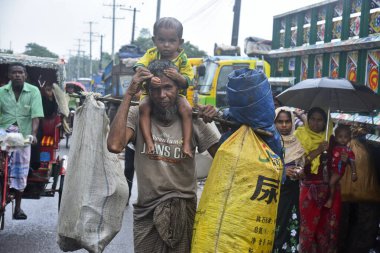 Yüzlerce Rohingya vatandaşı, Bangladeş 'in Taknuf kentindeki Nuf Nehri' ni geçtikten sonra 7 Eylül 2017 'de Myanmar' daki Buchidong 'dan kaçarken Bangladeş sınırını geçiyor.. 