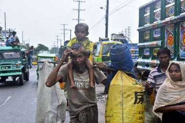 Yüzlerce Rohingya vatandaşı, Bangladeş 'in Taknuf kentindeki Nuf Nehri' ni geçtikten sonra 7 Eylül 2017 'de Myanmar' daki Buchidong 'dan kaçarken Bangladeş sınırını geçiyor.. 
