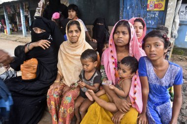 Yüzlerce Rohingya vatandaşı, Bangladeş 'in Taknuf kentindeki Nuf Nehri' ni geçtikten sonra 7 Eylül 2017 'de Myanmar' daki Buchidong 'dan kaçarken Bangladeş sınırını geçiyor.. 